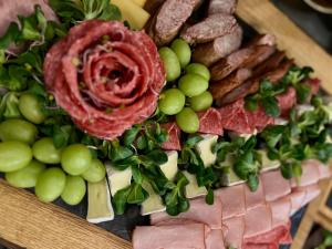 Jedlo v ubytovaní bed & breakfast alebo blízkom okolí