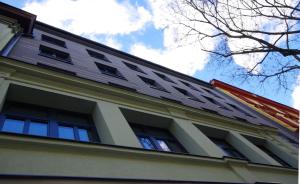 un techo en la parte superior de un edificio con ventanas en Adeba Plus en Praga