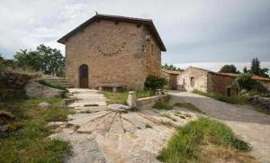 an old brick building with a bench in front of it at Casa del Cerro es una singular casa rural de fácil acceso in Cabezas Bajas