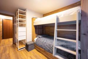 sypialnia z łóżkami piętrowymi w domu w obiekcie Cesa te Piaz w mieście Campitello di Fassa