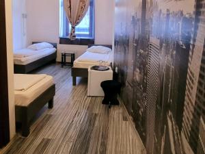 una habitación con dos camas y una pared en Gasthaus am Bahnhof, en Sighişoara