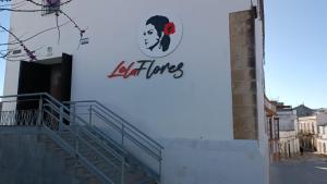 een gebouw met een bord aan de zijkant bij La Faraona in Jerez de la Frontera