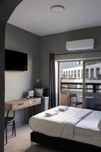Cama o camas de una habitación en Liber Tel Aviv Sea Shore Suites BY RAPHAEL HOTELS