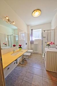 Ванна кімната в Legnoncino Holiday Home- Lake Como