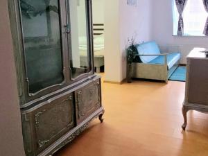 Vestidor de madera antiguo en una sala de estar con sofá en Gasthaus am Bahnhof, en Sighişoara