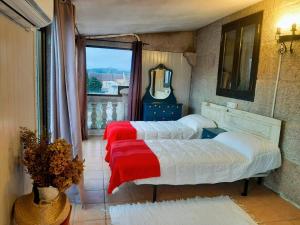 two beds sitting in a room with a window at Albergue Villa San Clemente in Tui