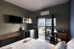 Postel nebo postele na pokoji v ubytování Liber Tel Aviv Sea Shore Suites BY RAPHAEL HOTELS