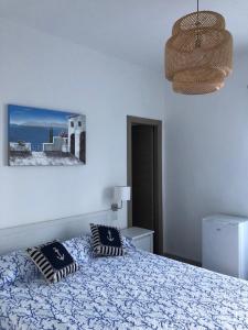 una camera con un letto con due cuscini sopra di Deluxe Lipari Room a Città di Lipari