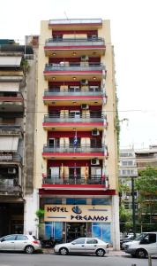 ein hohes Gebäude mit davor geparkt in der Unterkunft Pergamos Hotel in Athen