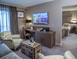 Uma TV ou centro de entretenimento em Boulevard Hotel