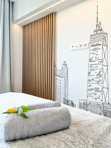 um quarto com uma cama com um desenho na parede em Apartament BIANCO CLASSIC w centrum miasta. em Czestochowa