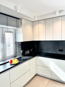 Η κουζίνα ή μικρή κουζίνα στο Apartament BIANCO CLASSIC w centrum miasta.