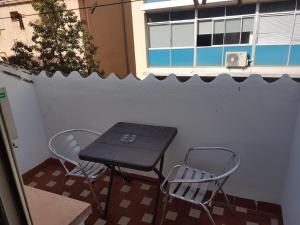 einen Tisch und zwei Stühle auf einer Terrasse in der Unterkunft Castilla Guerrero in Málaga