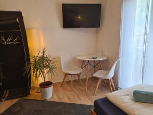 TV a/nebo společenská místnost v ubytování Lichtdurchflutetes Zimmer - Marienberg