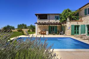 eine Villa mit einem Swimmingpool vor einem Haus in der Unterkunft Villa Lucia in Vodnjan