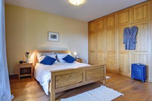 ein Schlafzimmer mit einem großen Bett mit blauen Kissen in der Unterkunft Villa Lucia in Vodnjan + 37 Fotos