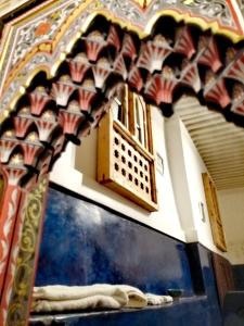um espelho com um padrão de bandeira americana numa parede em Les Bains de Fez Tara em Fez