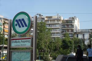 una señal para una estación de hyundaiundaiundaiennis frente a un edificio en Socrates Hotel, en Atenas