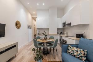 a kitchen and living room with a table and chairs at BNBHolder Ponzano & Chamberi III in Madrid