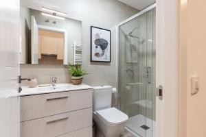 マドリードにあるBNBHolder Ponzano & Chamberi IIのバスルーム(トイレ、ガラス張りのシャワー付)