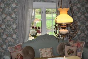 ein Wohnzimmer mit einem Sofa und einem Fenster in der Unterkunft Cozy Country House in Spydeberg