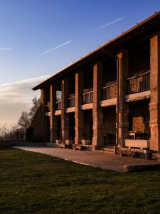 um grande edifício com um campo de relva em frente em Agriturismo Cascina Margherita em Brescia