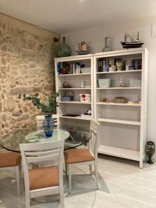 ein Esszimmer mit einem Tisch und einem Bücherregal in der Unterkunft Casa Marinera in Baiona