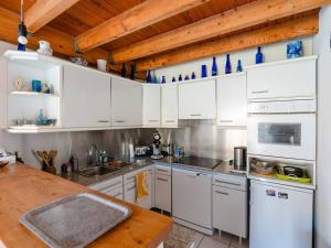 Kuchyňa alebo kuchynka v ubytovaní Villa spacieuse à Gruissan, 4 chambres, jardin privé, clim, proche plage, idéal familles/amis - FR-1-409A-18 + 7 fotografií