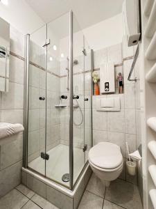 bagno con doccia e servizi igienici. di Haus Diana *Ferienwohnung Kniepsand* a Wittdün