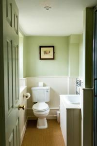 Łazienka z białą toaletą i umywalką w obiekcie The Barnsdale, Rutland w mieście Oakham
