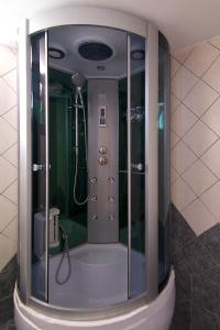 een glazen douche in een badkamer met een bad bij Blue Villa 2 - With Private Pool in Perama