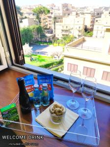 uma bandeja com dois copos de vinho e uma taça de comida em Villa Angelina em Roma
