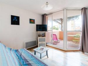 Televízia a/alebo spoločenská miestnosť v ubytovaní Appartement proche du port à Gruissan, animaux permis, mini-box WiFi - FR-1-409A-21