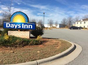 Days Inn by Wyndham Greensboro NC في جرينسبورو: لافته لنزل الايام على جانب الطريق