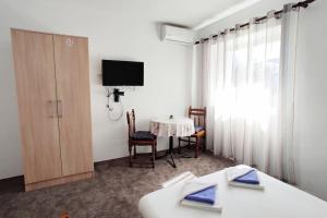 比耶拉的住宿－Private En Suite Room Matkovic. Kotor Bay，酒店客房设有一张桌子和一台电视机