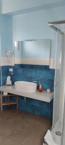 une salle de bain avec un lavabo et une baignoire dans l'établissement B-KARALIS DI ENRICO TUPPUTI, à Cagliari