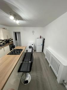 a kitchen with a counter and a counter top in a room at Monochrome Emerald in Brentwood