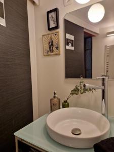 a bathroom with a sink and a mirror at Sauveur le Sculpteur in Talence