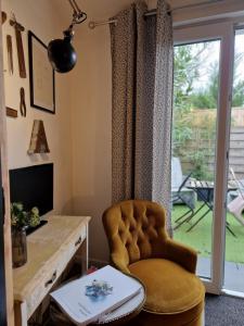 a room with a chair and a desk and a window at Sauveur le Sculpteur in Talence