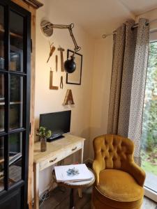 a living room with a chair and a desk at Sauveur le Sculpteur in Talence