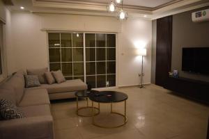 sala de estar con sofá y mesa en Aqaba Escape 1, en Áqaba