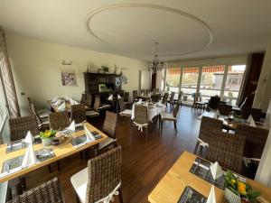 una vista aérea de un restaurante con mesas y sillas en Suite Appartements Da Giovanni en Gladenbach