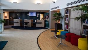 Lobbyn eller receptionsområdet på Holiday Inn Express London Stansted Airport, an IHG Hotel