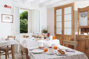 Una habitación blanca con una mesa con comida. en Al Reparo, en Pederobba