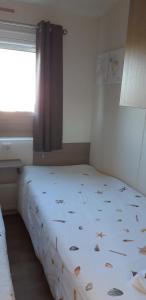 a bedroom with a bed and a window at Chalet Westkapelle op een vakantiepark met 2 slaapkamers 1,7 km van het strand in Westkapelle