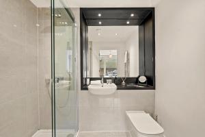 La salle de bains est pourvue d'une douche, de toilettes et d'un lavabo. dans l'établissement Modern 2 Bed Apartment By Station Square, à Cambridge