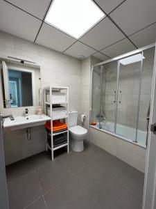 een badkamer met een wastafel, een douche en een toilet bij Vista Azul Duna 2 by Spain2home in Torrox