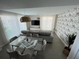 een woonkamer met een bank en een tafel bij Vista Azul Duna 2 by Spain2home in Torrox