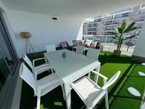 een witte tafel en stoelen op een balkon bij Vista Azul Duna 2 by Spain2home in Torrox