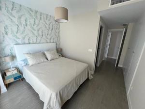 een slaapkamer met een bed met een blauwe en witte muur bij Vista Azul Duna 2 by Spain2home in Torrox